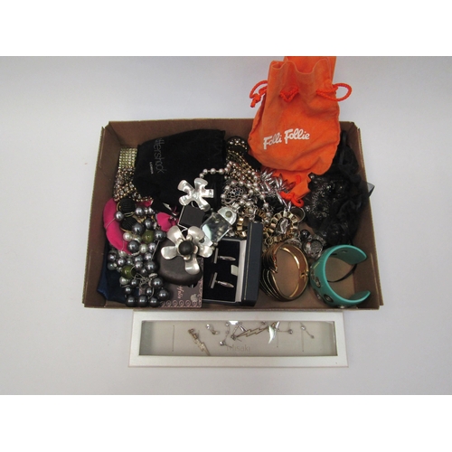 1366 - A quantity of costume jewellery including bracelets, ring, necklaces etc