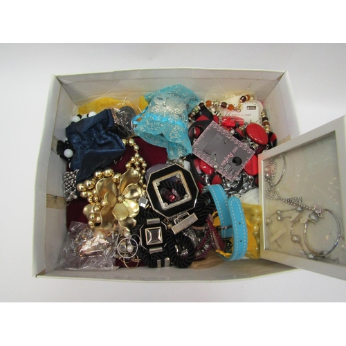 1367 - A quantity of costume jewellery including bracelets, rings, necklaces etc