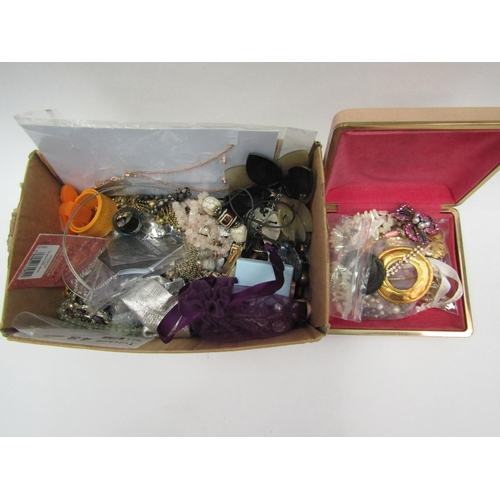 1381 - A box of assorted costume jewellery