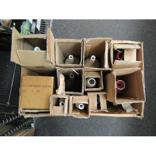 1505 - A box of various modern vases (11)