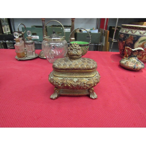 1538 - A decorative trinket box with leaves and berry finial       (E) £10-20