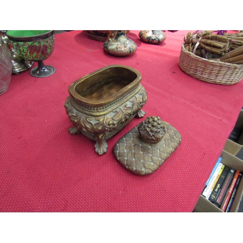 1538 - A decorative trinket box with leaves and berry finial       (E) £10-20