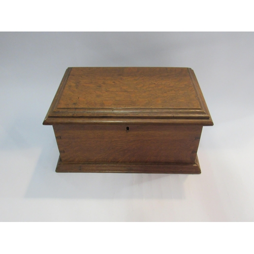 4409 - A dovetail jointed oak box containing a large quantity of Wade animals including Zoo Whimsies    (R)... 