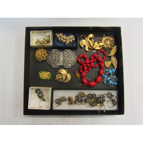 4431 - A tray of costume jewellery including amber earings, Trifari brooch, Kingfisher brooch etc.