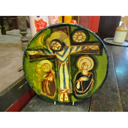 4009 - A mid-20th Century terracotta bowl depicting Jesus at the cross with two figures, marked at base 