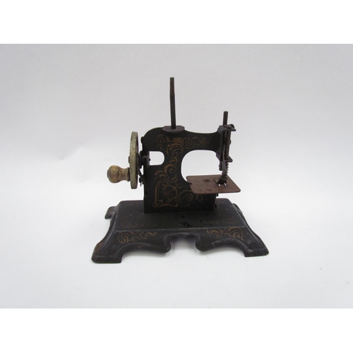 1332 - A miniature tin plate sewing machine