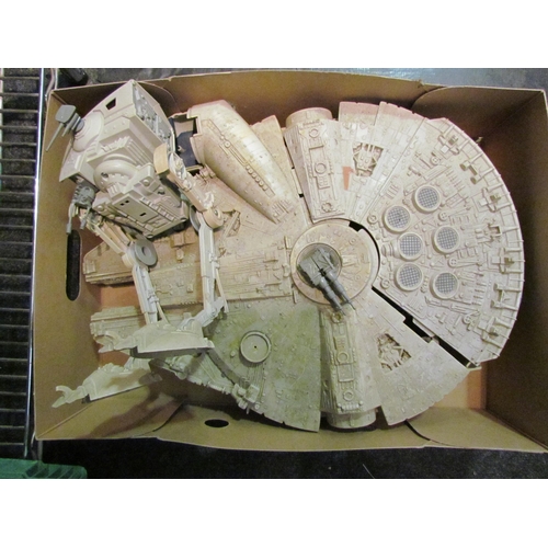 1422 - Vintage Star Wars Millenium Falcon figures etc, a/f