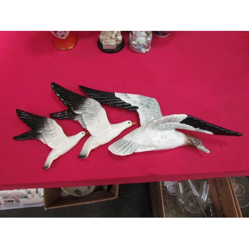 1480 - A matched set of flying bird wall plaques, two Beswick seagulls and a Czech example