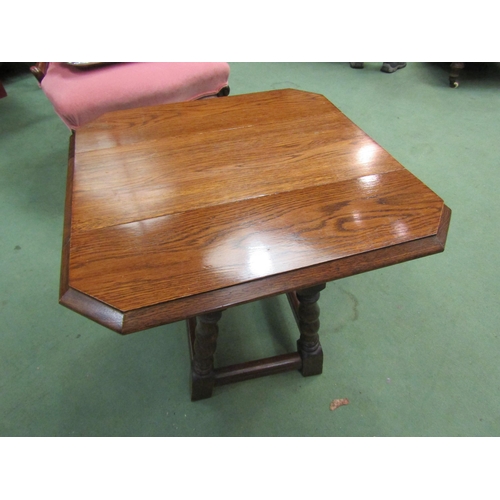 4082 - A small oak occasional table with drop leaves