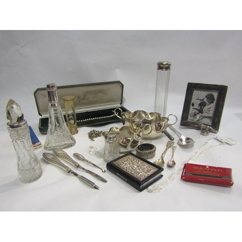 4243 - A small selection of plated items to include a scalloped form cream jug, brass egg timer, pill box a... 