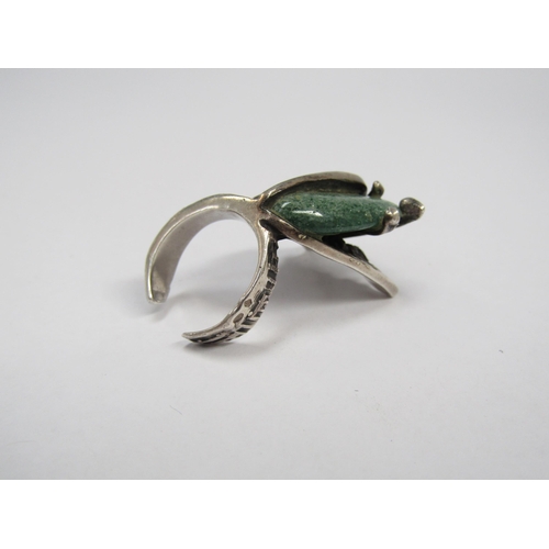 7255 - A 1960's Brutalist silver folded 'Bat Wing' ring set with green aventurine stone (Silver marks to fr... 