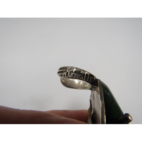 7255 - A 1960's Brutalist silver folded 'Bat Wing' ring set with green aventurine stone (Silver marks to fr... 