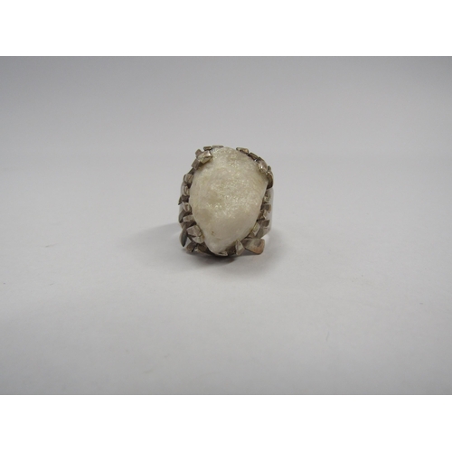 7256 - A Mid 20th Century Brutalist white metal sugar cube agate ring   (C)