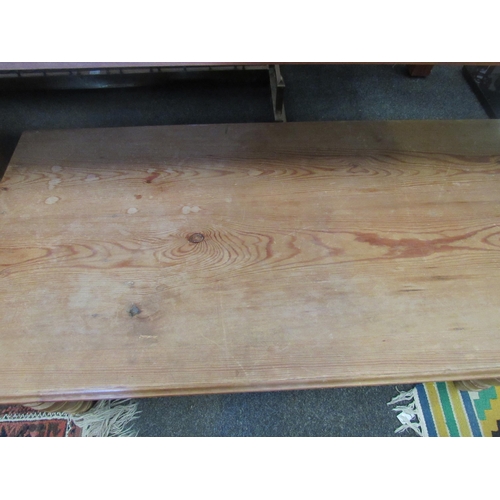 1082 - A pine coffee table on turned legs, 42cm high x 100cm long x 51cm wide