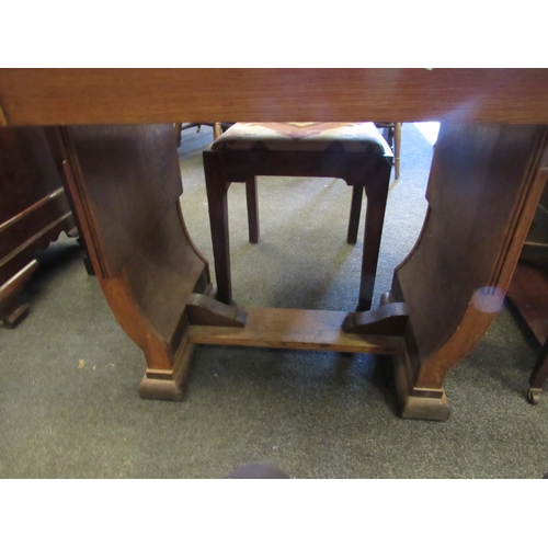 1087 - An oak draw-leaf dining table