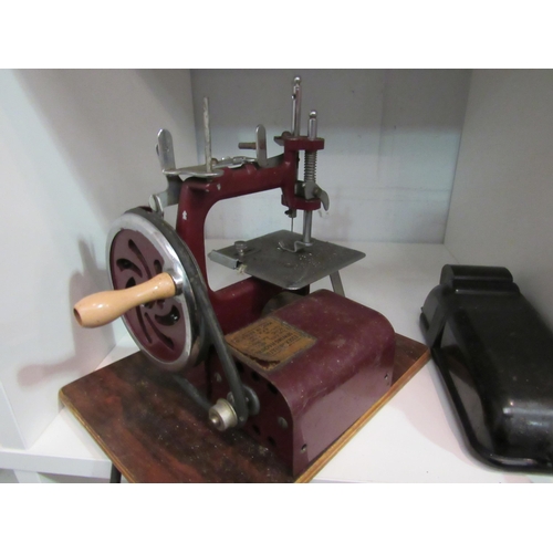 1387 - An Essex miniature sewing machine