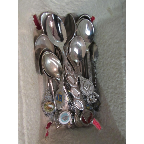 1394 - A display case containing collectors spoons and extra loose examples