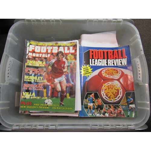 1474 - A box containing match weekly, football weekly news and other related magazines (67)