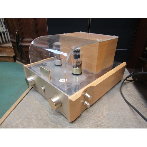 8224 - An AV-400 vacuum tube amplifier (missing two valves)