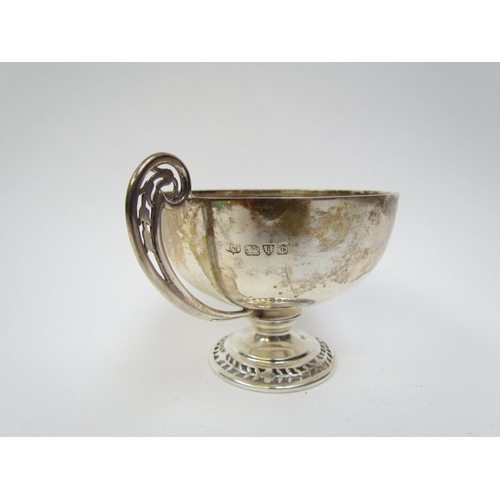 5017 - A S. Blankensee & Son Chester silver cup with pedestal base, 1928, 7.5cm tall, 76g