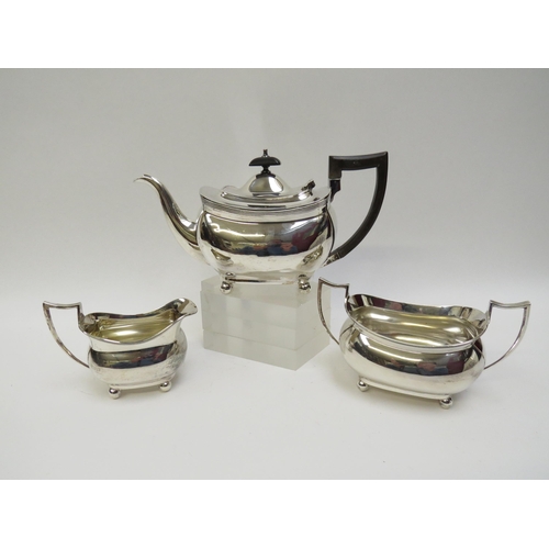 5094 - A Barker Brothers silver three piece teaset, Chester 1922, treen knop and handle, 917g