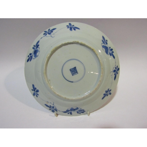 4274 - An 18th Century style Chinese blue and white plate with foliate detailing, chips to rim, 22cm diamet... 