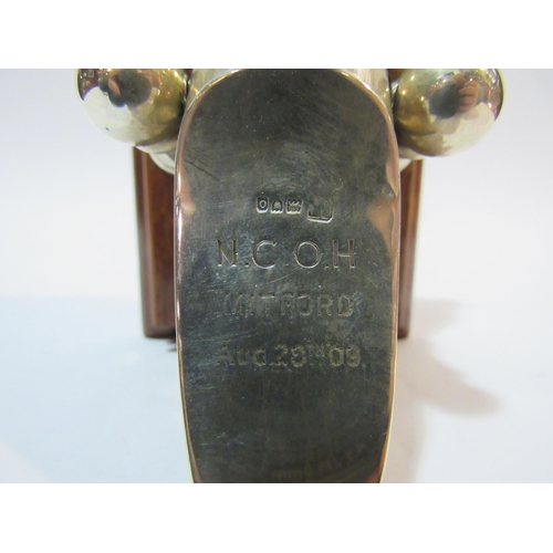 4102 - A silver mounted paw in the form of a letter clip on a wooden plinth