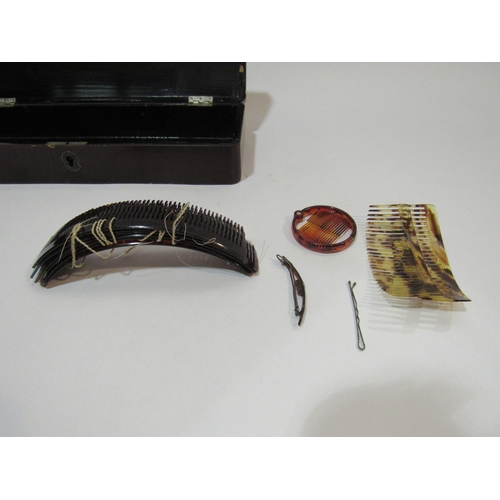 4292 - A Japanese lacquered glove box with hair comb contents