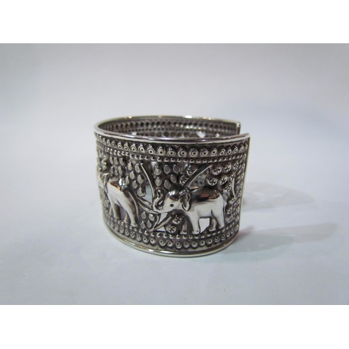 4349 - A 925 sterling silver elephant bangle