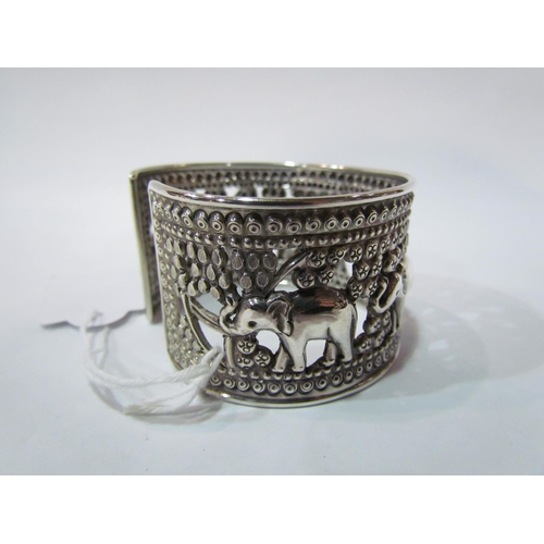 4349 - A 925 sterling silver elephant bangle