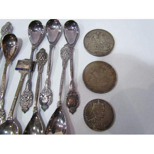 4352 - A tray of white metal items including coin brooch, vesta, A.R.P. badge, 1902 Edward VII and Victoria... 