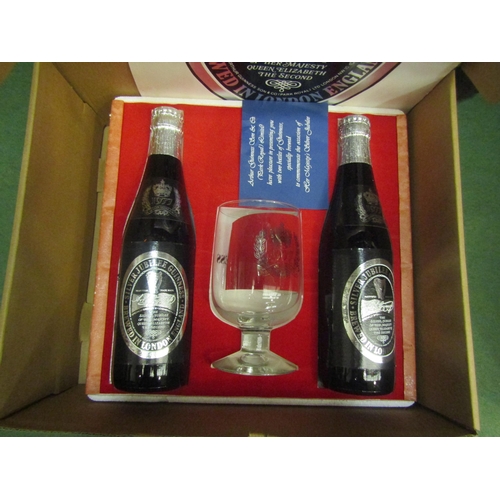 4586 - A silver Jubilee Guinness ale and glass presentation box