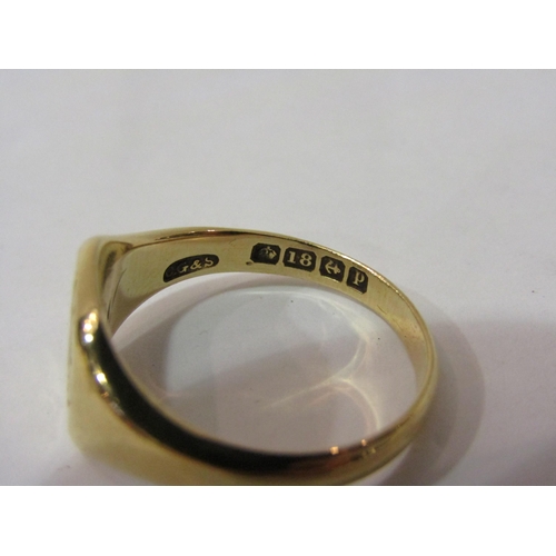 4384 - An 18ct gold signet ring the top decoated with the intial P within an eye, 7g