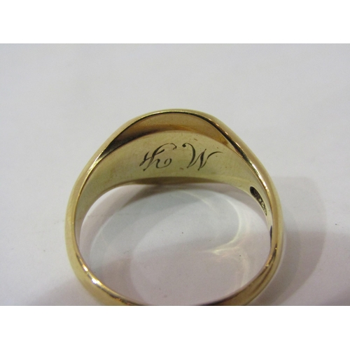 4384 - An 18ct gold signet ring the top decoated with the intial P within an eye, 7g