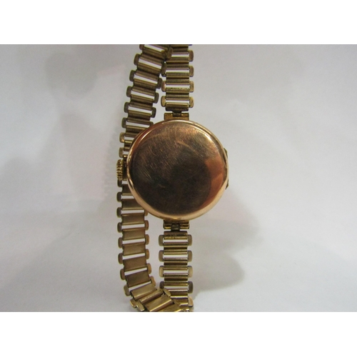 4400 - A lady's gold cased wristwatch     (R) £50