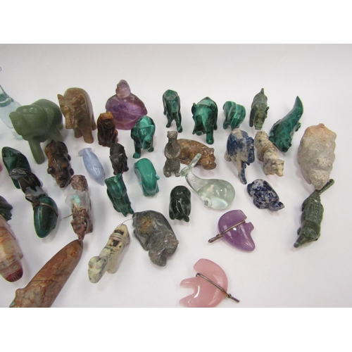 1330 - A box containing a collection of carved stone animals in Malachite, rose quartz, amethyst, soapstone... 