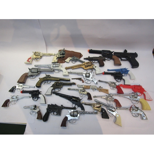 5043A - A collection of playworn toy guns, cap guns and pistols including The Man From U.N.C.L.E, Wicke etc ... 