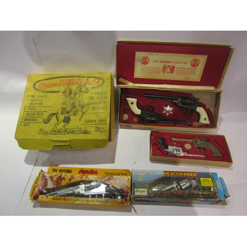 5072 - A collection of mostly boxed/carded toy guns, cap guns and pistols including Lone Star, Playmate, Cr... 