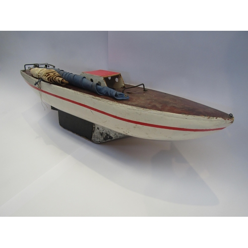 5083 - A wooden pond yacht with lead keel, 76cm length              (E) £15-20