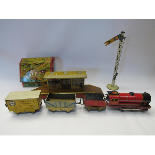 5286 - An 0 gauge tinplate clockwork train set comprising 0-4-0 locomotive and tender, two wagons, platform... 