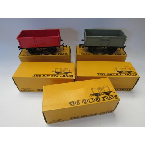 5289 - A boxed Rovex 0 gauge D7026 diesel electric locomotive together with five boxed Rovex wagons and thr... 