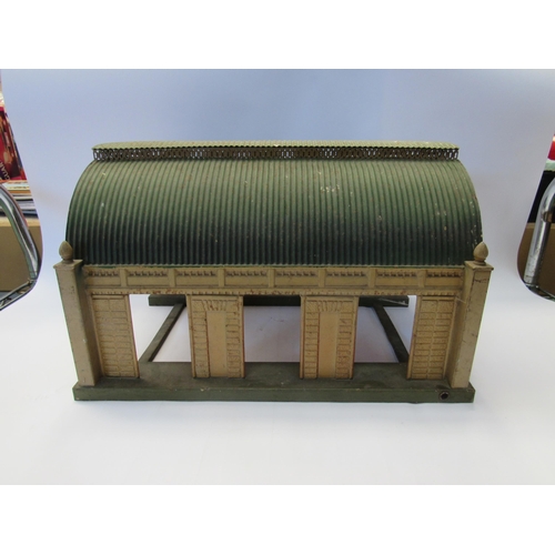 5292 - A Marklin 0 gauge model railway tinplate station hall with green corrugated roof and lattice ends 27... 