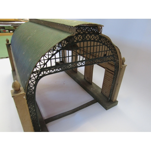 5292 - A Marklin 0 gauge model railway tinplate station hall with green corrugated roof and lattice ends 27... 