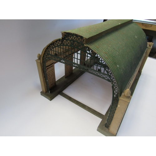 5292 - A Marklin 0 gauge model railway tinplate station hall with green corrugated roof and lattice ends 27... 