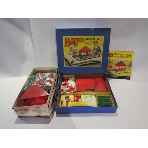 5153 - A boxed Bayko building set and assorted loose Bayko