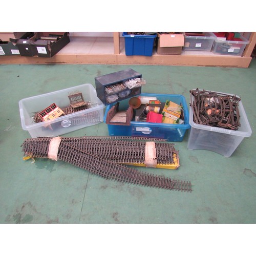 5251 - Assorted 0 gauge model railway track buildings, accessories and spares