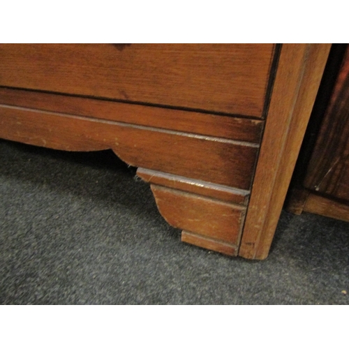 1107 - A 1940's oak chest of four drawers together with a matching dressing chest with raised mirror back (... 