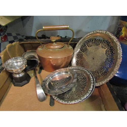 1243 - Assorted ceramics including large china wash jugs and bowls (one jug a/f), copper and brass kettle, ... 