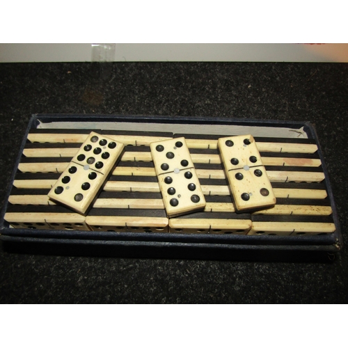 1430 - A cribbage board, a set of dominoes in bone and ebony including double nines together with a quantit... 