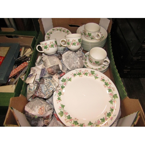 1565 - A quantity of Royal Doulton Expressions 'Tiverton' pattern tea and dinner wares